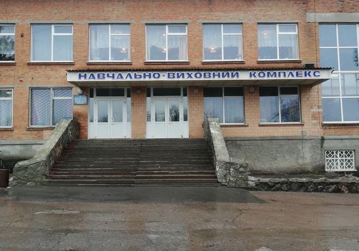 Комаровский не помог: в Новых Санжарах родители не пускают детей в школу