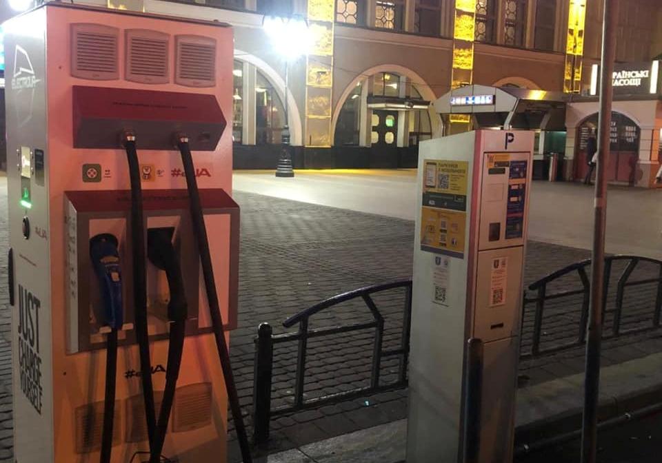 Новость - События - "Как умудрились такое принять": в Киеве раскритиковали зарядки для электромобилей на ж/д вокзале