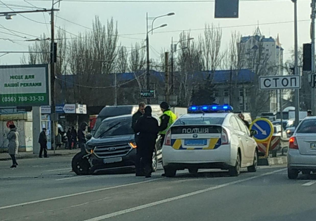 На Слобожанском кроссовер протаранил легковушку: возле ТЦ Наша Правда затруднено движение (видео)