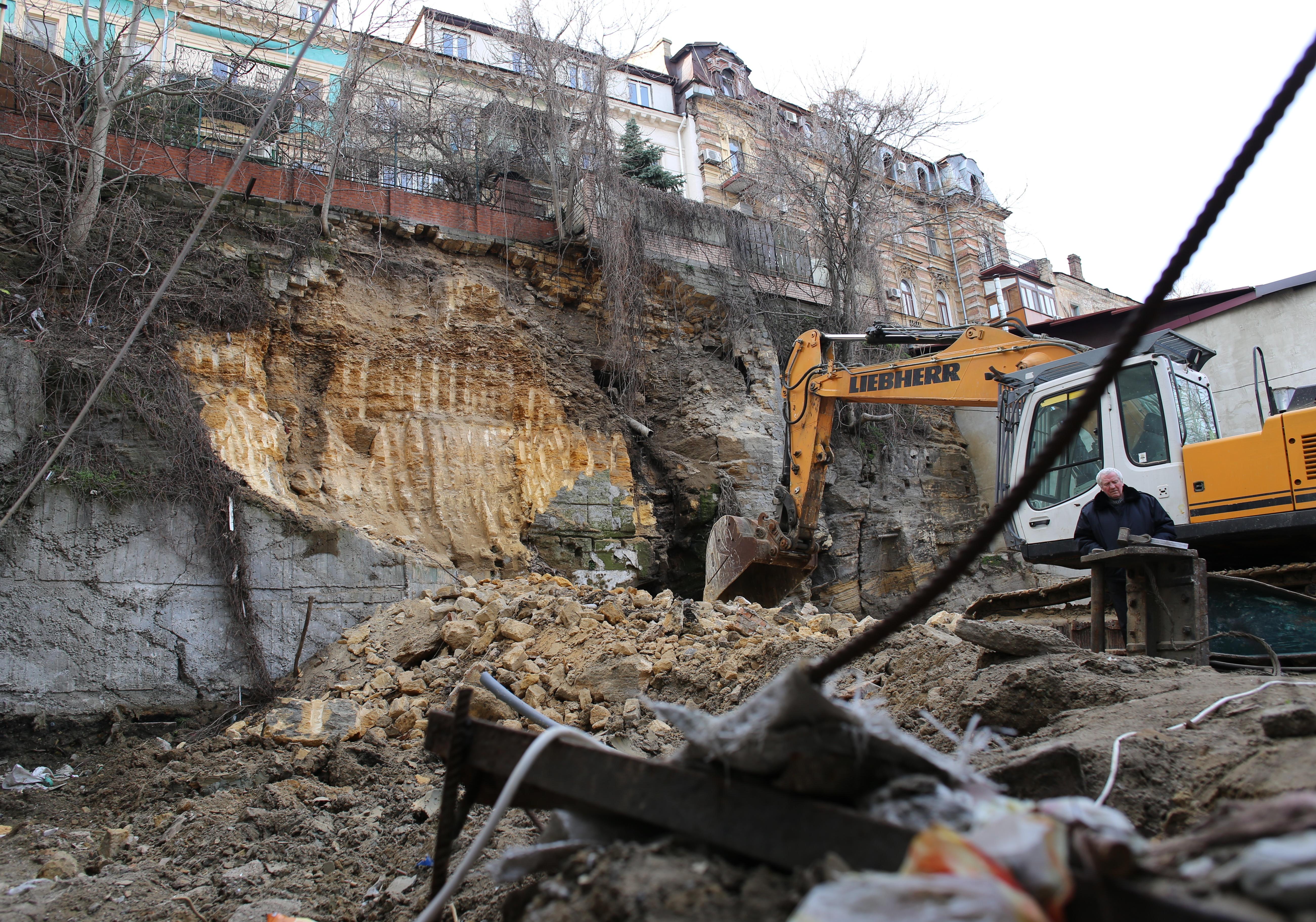 Страшная стройка: в центре Одессы начал сползать склон с жилым домом