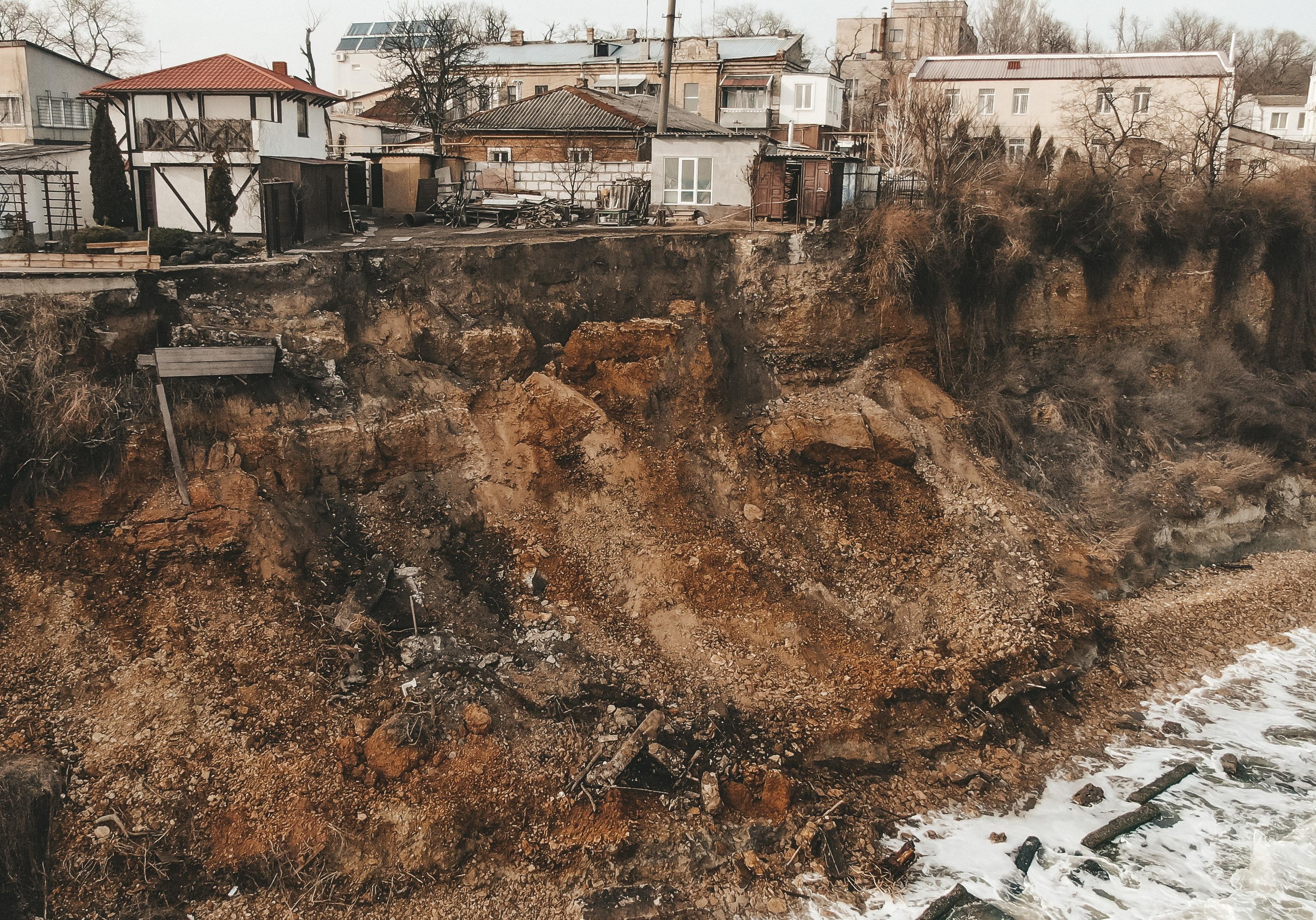 Второй за месяц: в Черноморске продолжает сползать склон в трех метрах от домов