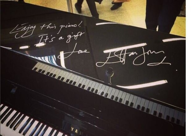 Элтон Джон сыграл на вокзале Кингс-Кросс