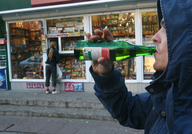 Сегодня, в первый день действия "сухого закона", сигареты и пиво в киосках продают, как и вчера. Фото Максима Люкова.
