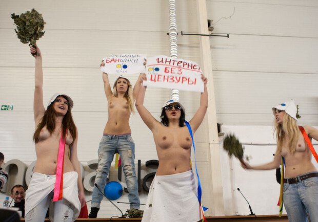 Дамы зашли на форум по пути в баню? Фото FEMEN