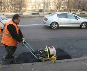 Можно ли в Киеве убрать все ямы? Фото Максима Люкова