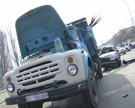 На момент столкновения водитель грузовика был с другой стороны своего автомобиля. Фото с сайта magnolia-tv.com.