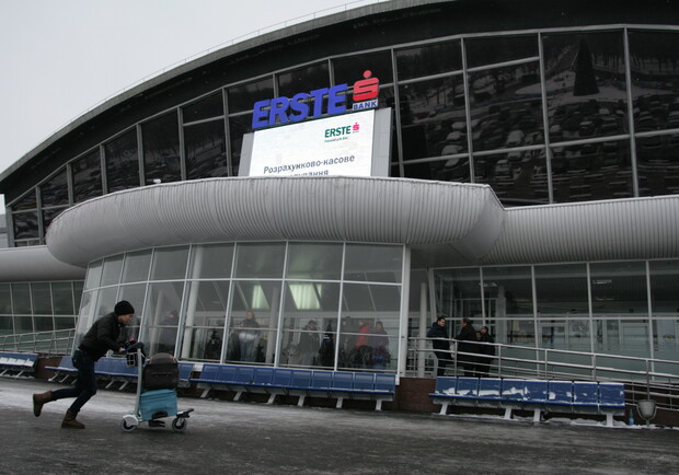 Большинство пассажиров в "Борисполе" обслуживаются именно в терминале В. Фото Артема Пастуха.