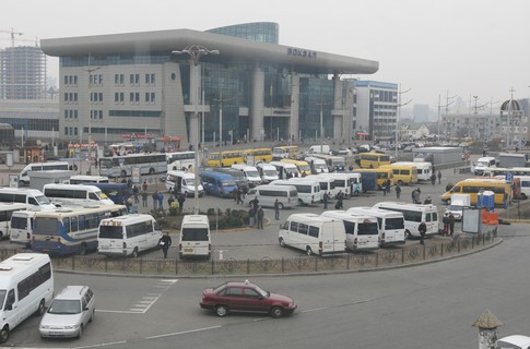 Маршрутки вытеснили автомобилистов с парковки возле Южного вокзала. Фото А. Искрицкой с сайта segodnya.ua.