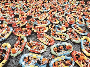 11 июля 2010 года туристы - любители дрифтинга из Шанхая и Ханчжоу собрались на реке Цзиньхуацзян на лодках, чтобы спастись от жары. (Фото агентства Синьхуа.