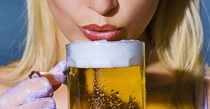 Женщина, пьющая пиво, выглядет сексуальнее.