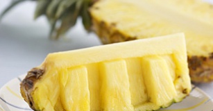 Здоровым людям противопоказано обильное употребление ананасов.