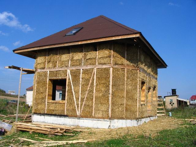 В домах из соломенных блоков привычными являются только бетонный фундамент и деревянные перекрытия потолка. Фото с сайта vminsk.by