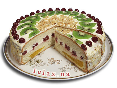 Бисквитный торт станет приятной изюминкой любого застолья. Фото: relax.ua
