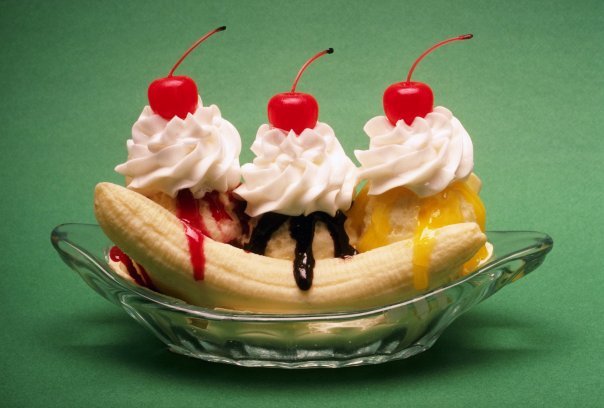 Чтобы культурно есть десерты в обществе, необходимо придерживаться особого этикета. Фото: images.yandex.ua