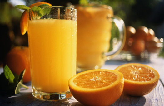 Эксперименты показали, что апельсиновый сок защищает сосуды и понижает риск развития заболеваний сердца. Фото: drinkblog.ru