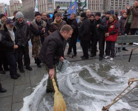 После Януковича и Азарова Майдан отмывали с мылом.
Фото Gazeta.ua