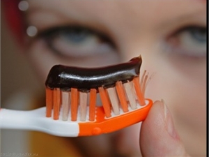 Есть зубные пасты, которые ускоряют старение и приводят к слабоумию.
Фото kp.ua.