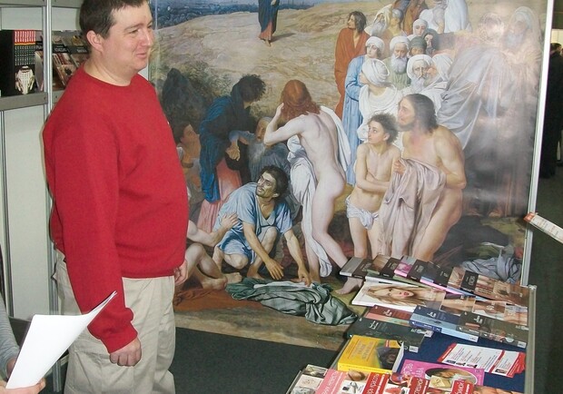 Стенд вы узнаете по большому постеру картины Иванова "Явление Христа народу"