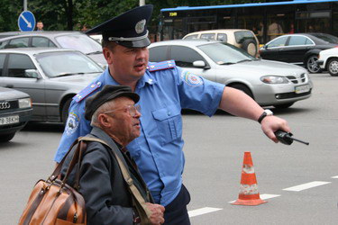 Столичные милиционеры всегда помогают гражданам. Так что бояться защитников не стоит. Фото: ГУ МВД. 
