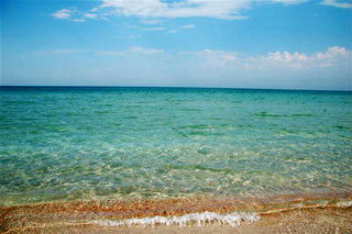 Хотя вода кое-где стала прохладнее, она все еще пригодна для купания. Фото-donuzlav.com