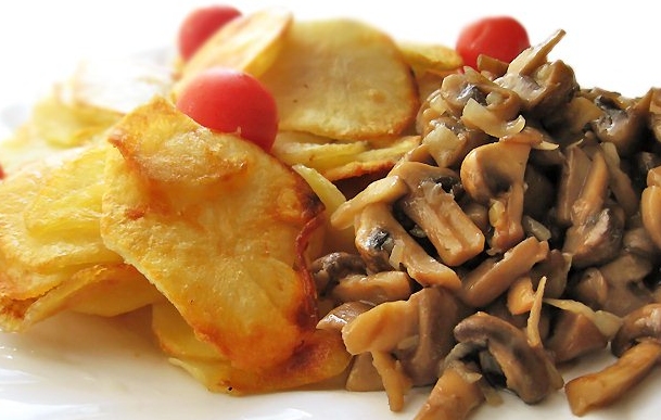 Чтобы ваше блюдо выглядело так же красиво - жарьте грибы и картошку отдельно друг от друга!