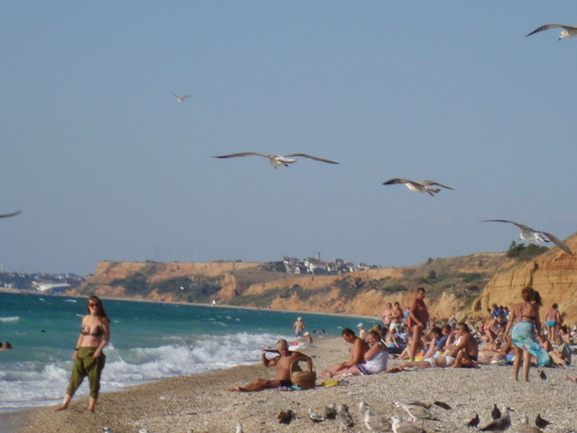 Туристам не хочется расставаться с севастопольскими пляжами. Фото автора