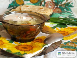 Особый вкус овощному супу придаст сметана. Фото с сайта smak.ua