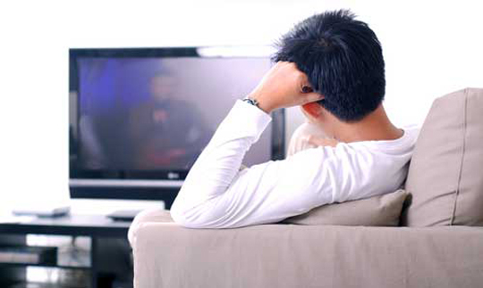 Отдыхаем после рабочего дня, смотря любимые сериалы и телешоу. Фото: searchprogram.ru