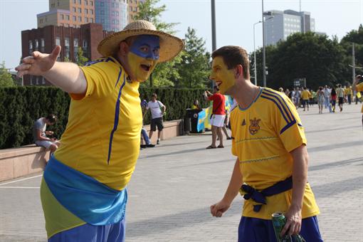 Новость - События - Украинцы перед матчем: наносим боевую раскраску