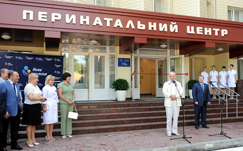 Николай Азаров открыл в Днепропетровске перинатальный центр. Фото пресс-службы политика