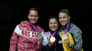 Ольга Харлан (крайняя справа) с другими медалистками. Фото НОК Украины