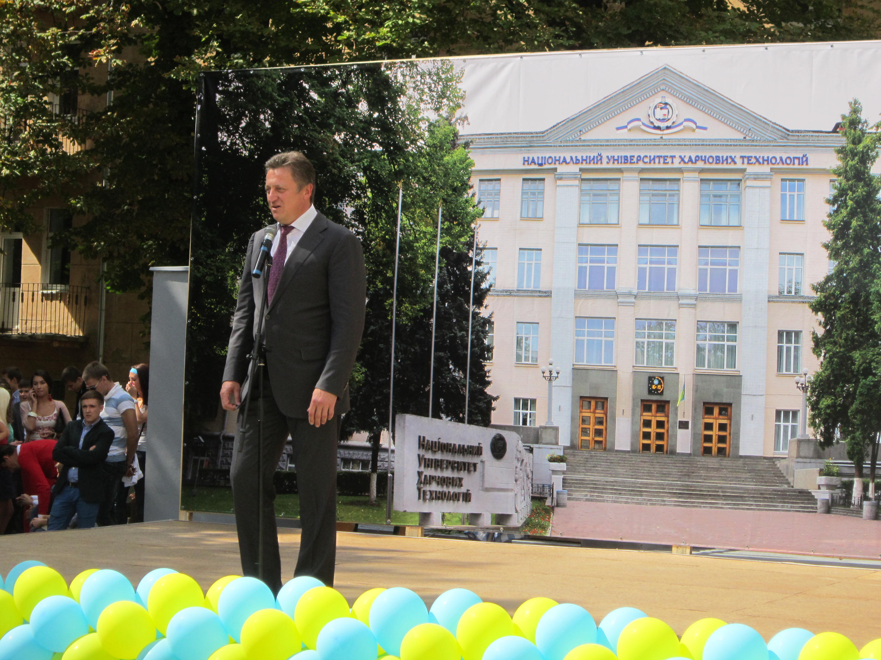 Игорь Лысво поздравил студентов университета. Фото плесс-службы политика