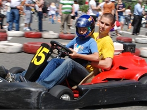 В День Независимости детей катали на картингах. Фото: Автомобильная Федерация Украины.