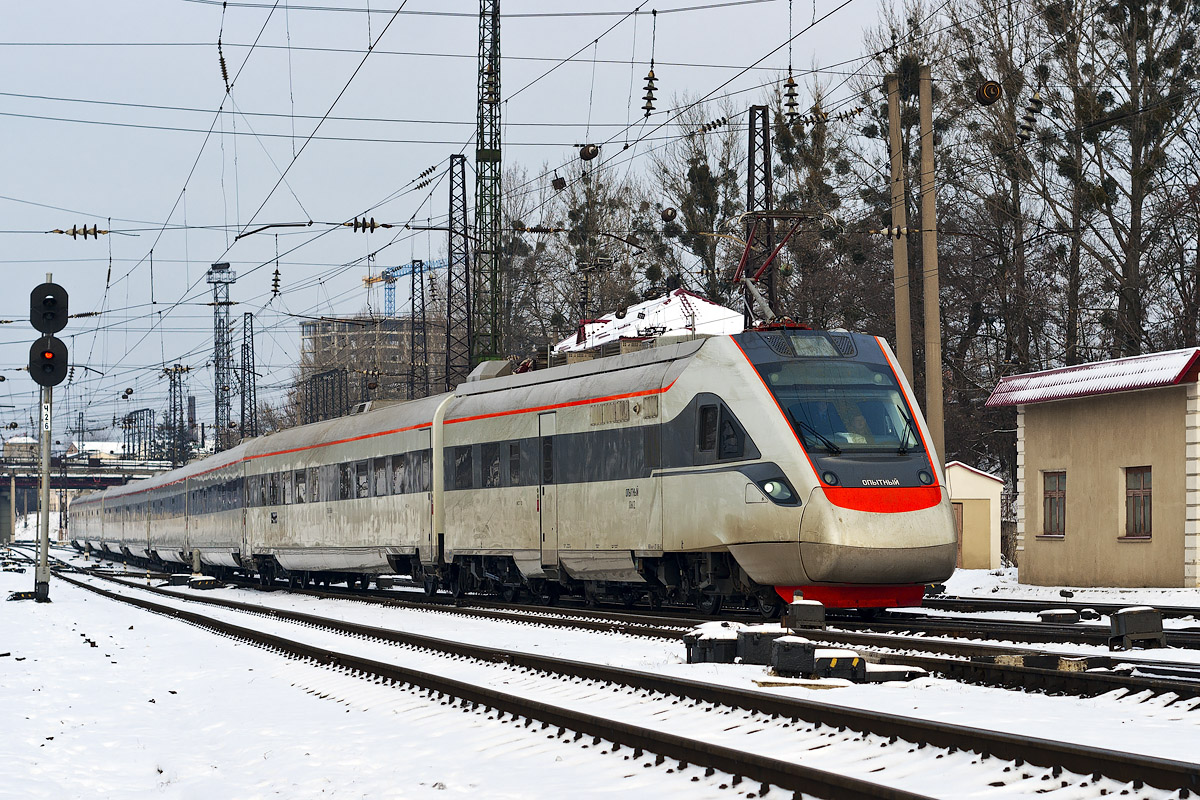 Поезда КВСЗ проходят обкатку на дорогах Украины. Фото пользователя haulyakvanya с сайта trainpix.org