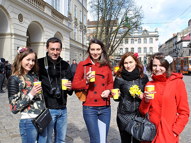 Новость - События - По всей Украине горожан угощали чаем на улицах