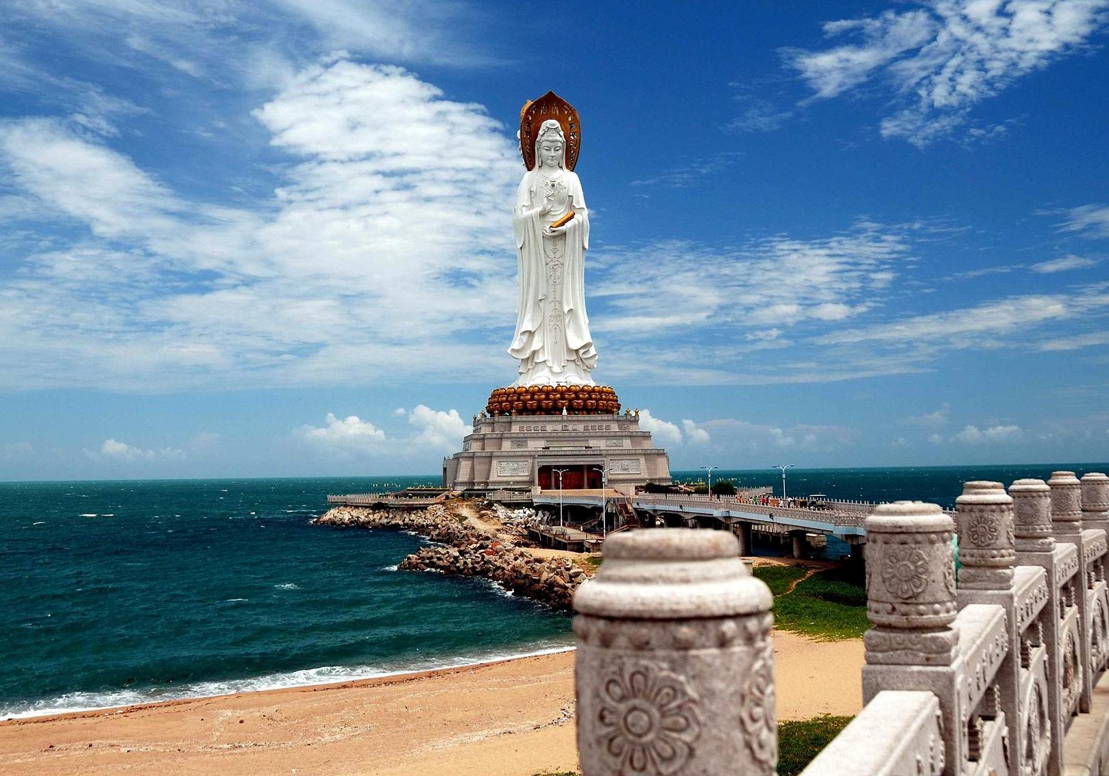 Статуя буддийской Богини Гуаньинь в провинции Хайнань, КНР