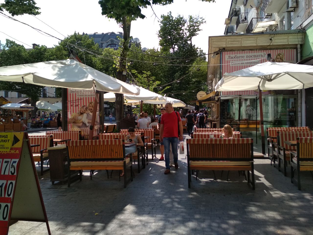 Ни пройти, ни проехать: 18 наглых заведений, которые захватили тротуар в центре Одессы