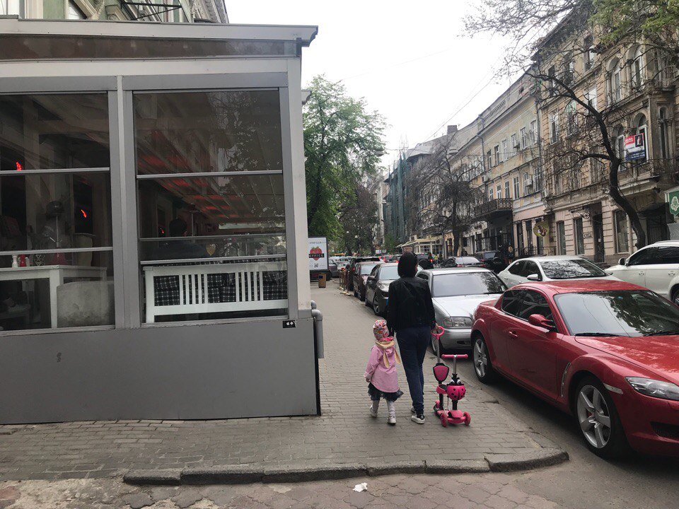 Не пройти, не проехать: ТОП-11 наглых заведений, которые захватили тротуар в центре Одессы