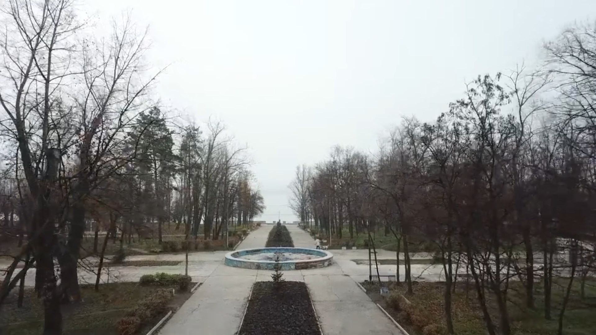 Атмосферно и запущенно: как выглядит Приднепровский парк серым весенним днем (видео)