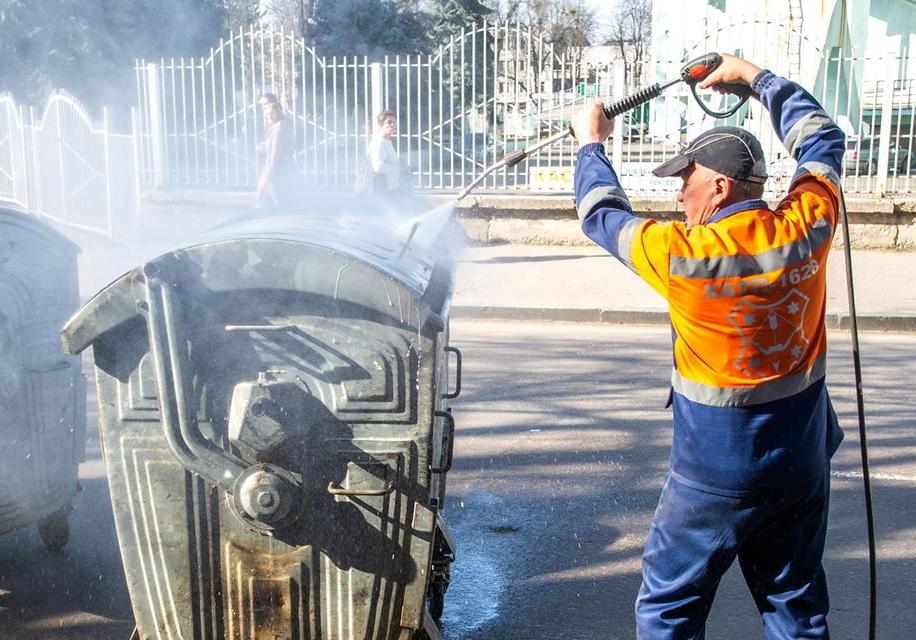 В Полтаве начали мыть и дезинфицировать мусорные баки