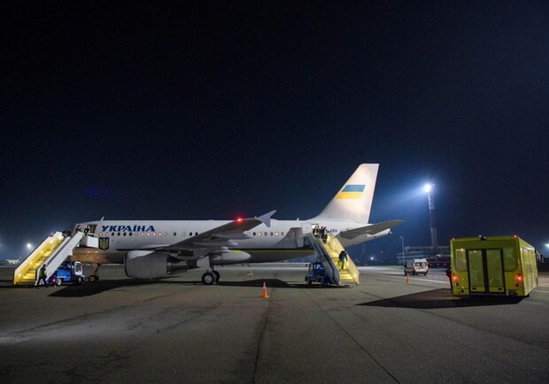 Не могли выехать: президентский борт эвакуировал украинцев из Австрии фото