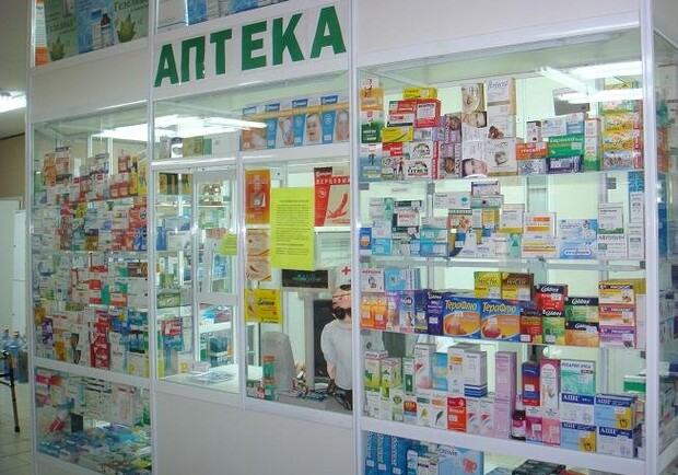 В Киеве ограничили число посетителей в продуктовых и аптеках фото