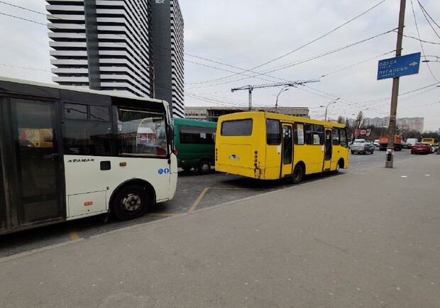 В транспорт по спецпропускам: как киевляне добираются на работу фото