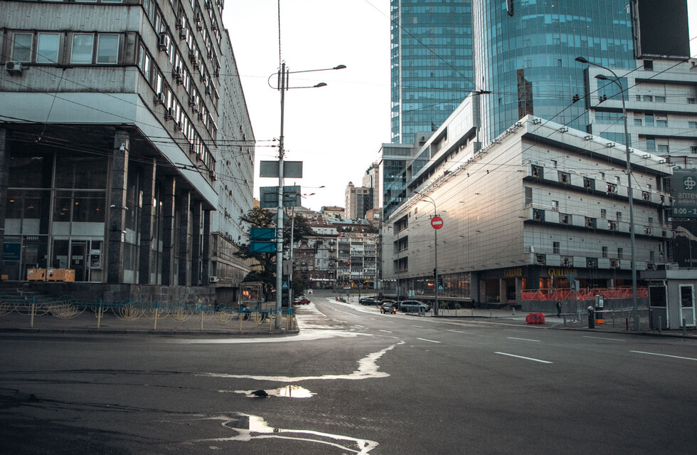 Безлюдные улицы и площади: как выглядит столица во время карантина фото