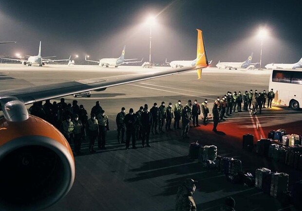 Вернулись домой: туристов с Бали держали всю ночь в самолете фото