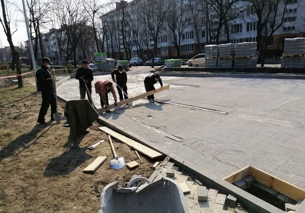 С детской площадкой и парковкой: в Шевченковском районе обновляют сквер фото