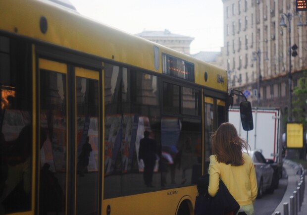 Конца-края не видно: на Троещине более сотни пассажиров ждали автобус фото