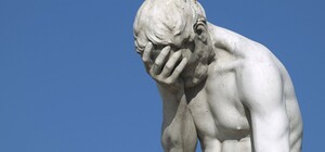 Гениально: на Троицкой ставят столбики на дорожки для слабовидящих 