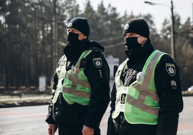 Не носили маски: сколько штрафов выписали патрульные за нарушения карантина в Киеве фото