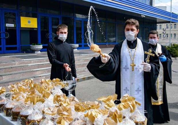 Готовятся: в Киеве освятили тысячи Пасхальных куличей фото